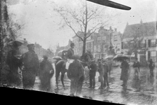 832177 Afbeelding van de rijtour door leden van het Utrechtsch Studenten Corps (U.S.C.) in de regen op de Neude te Utrecht.